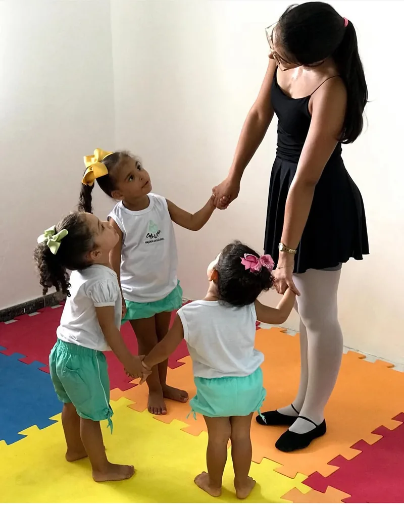 Ynnara dando aula de ballet para crianças pequenas