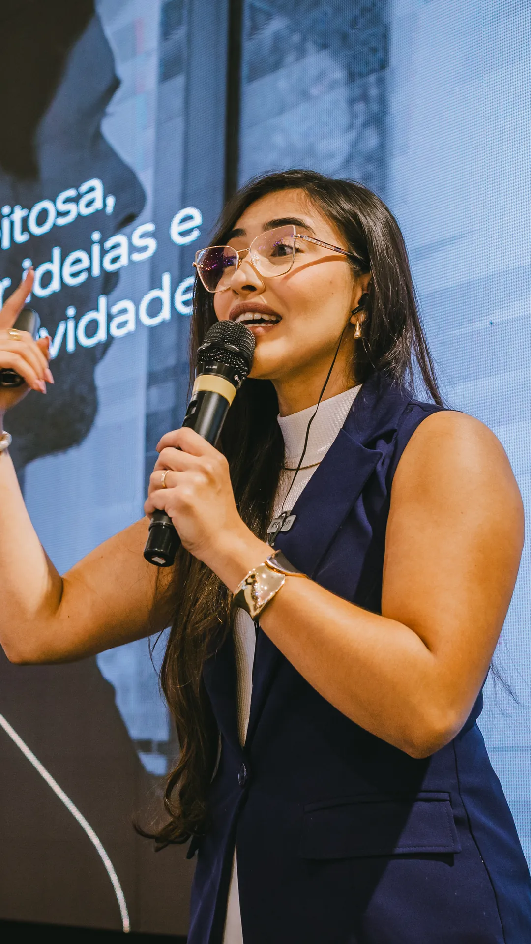 Ynnara palestrando sobre Comunicação Assertiva
