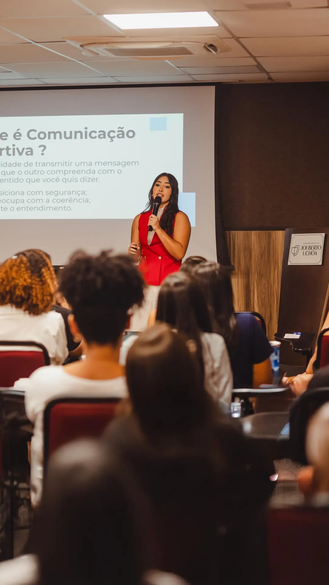 Plateia assistindo a uma palestra da Ynnara